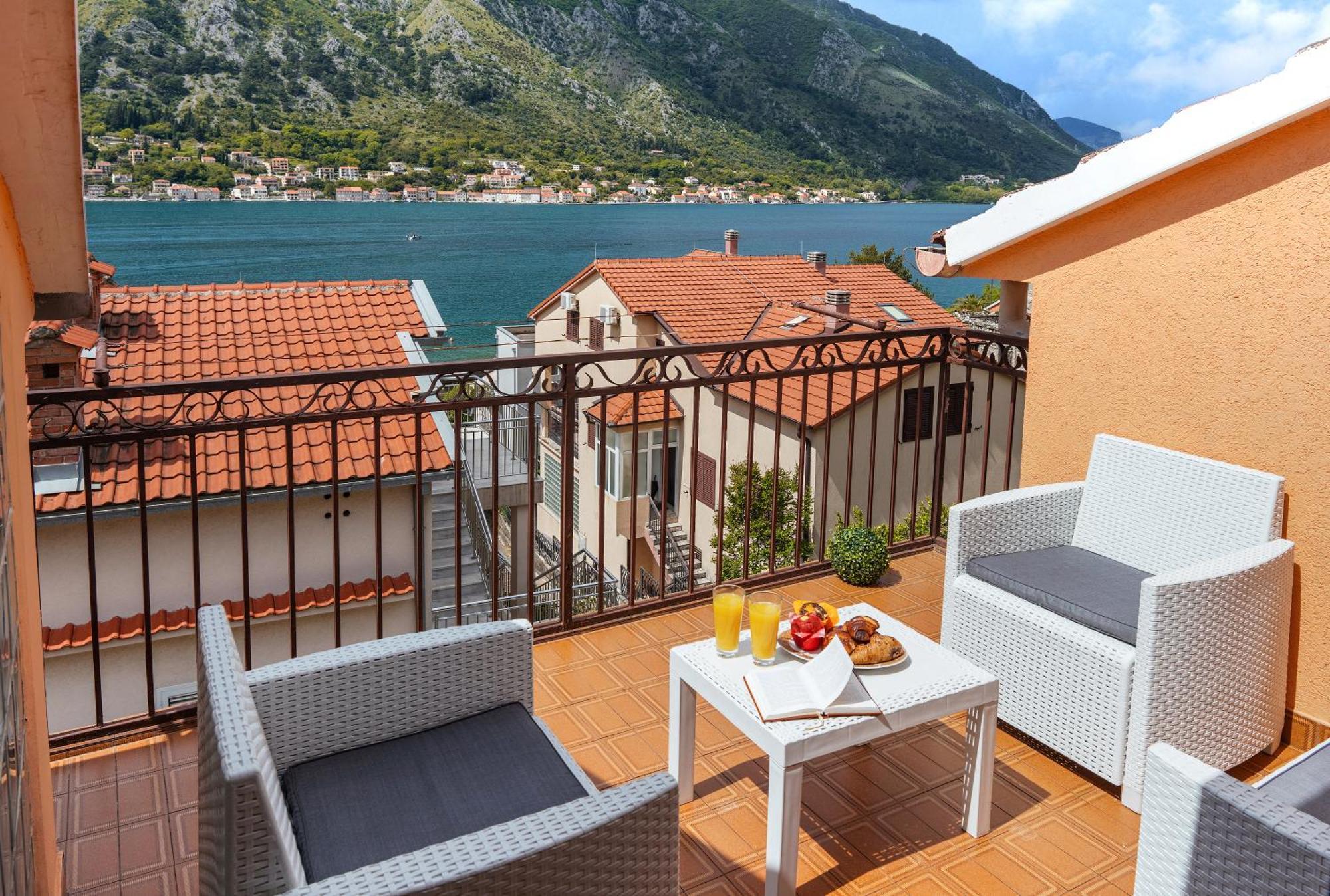 Apartment Busola Kotor Bagian luar foto