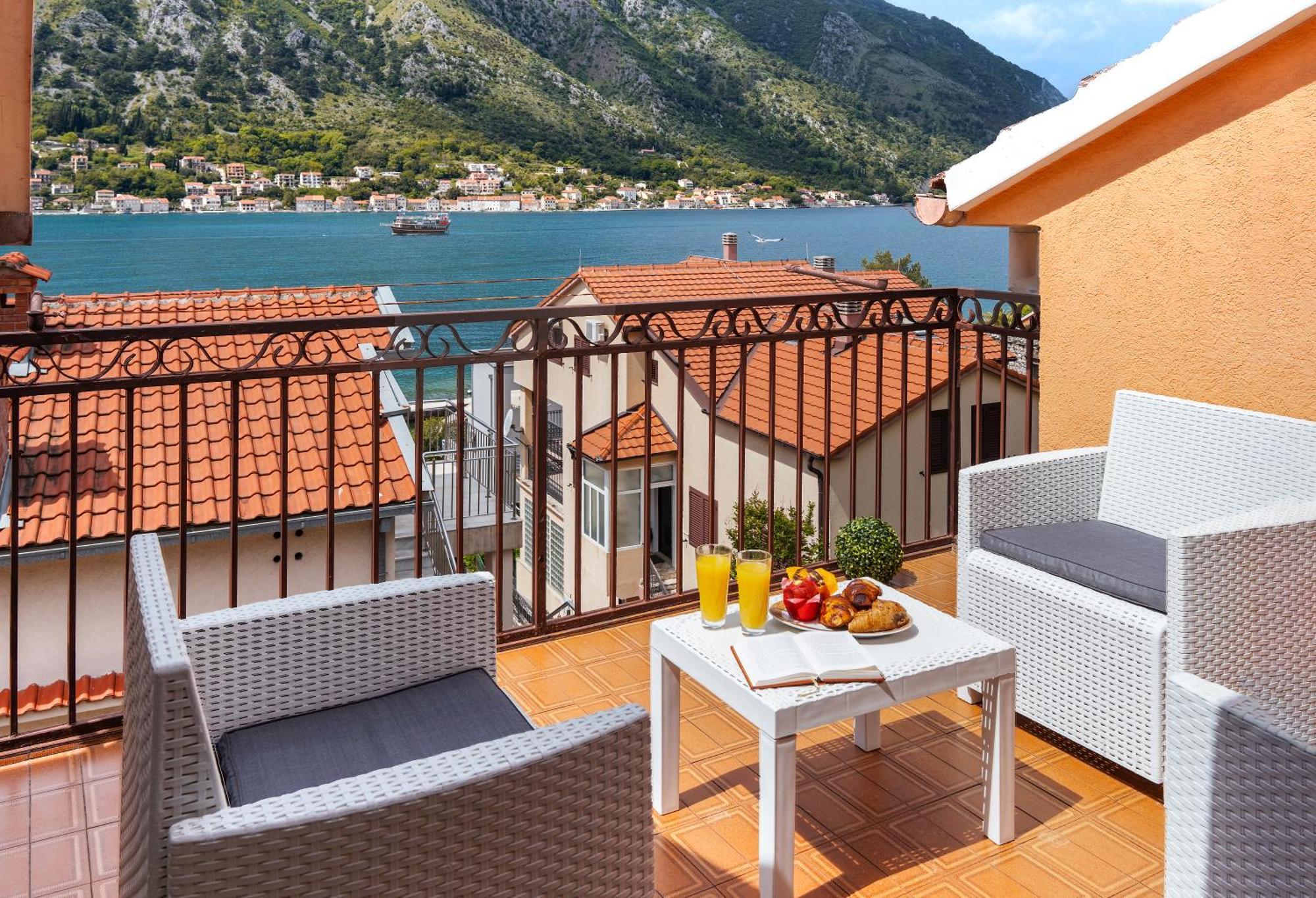 Apartment Busola Kotor Bagian luar foto
