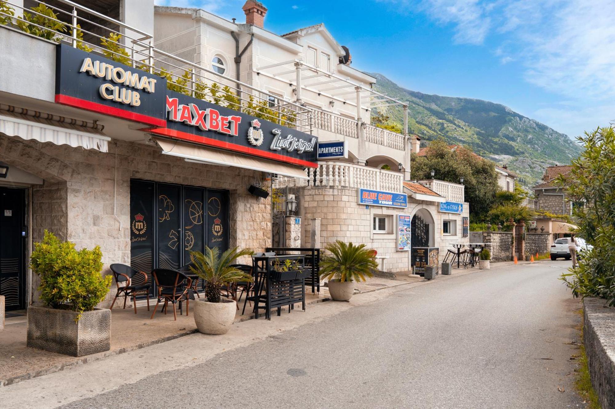 Apartment Busola Kotor Bagian luar foto