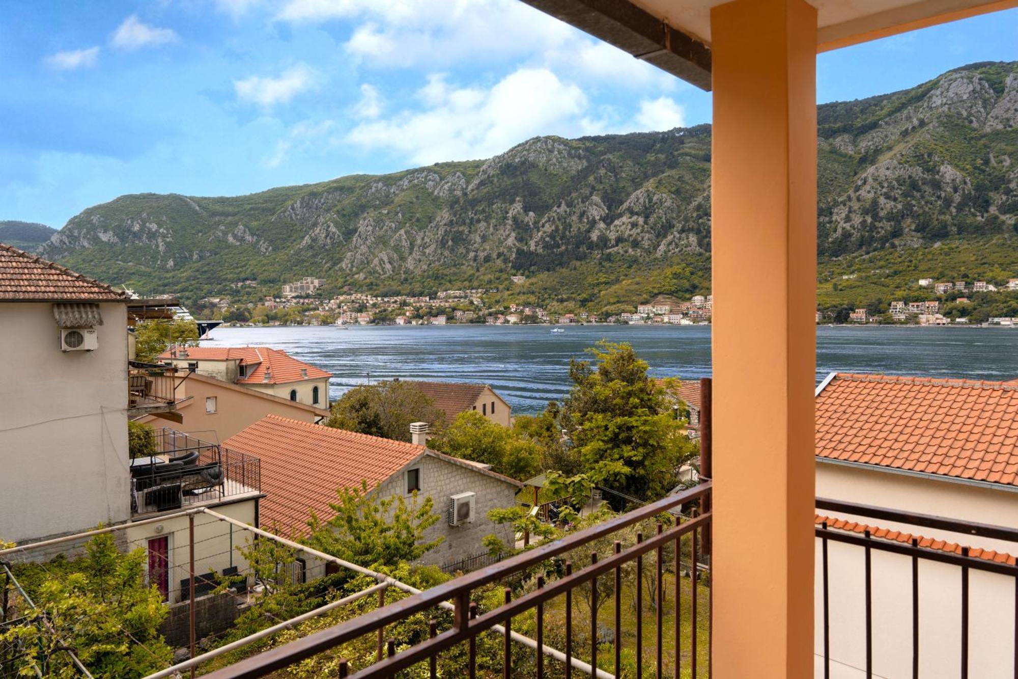 Apartment Busola Kotor Bagian luar foto