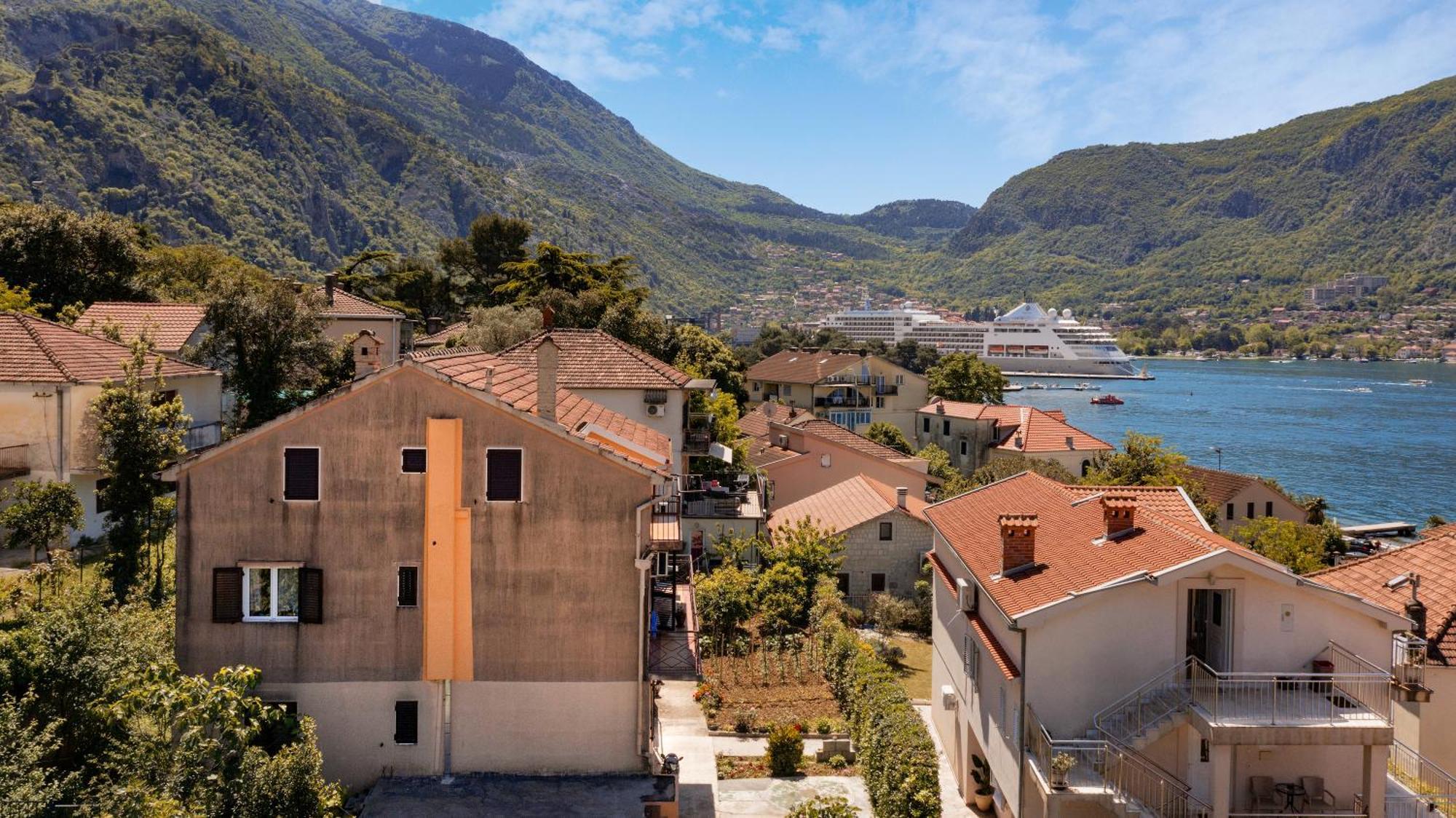 Apartment Busola Kotor Bagian luar foto